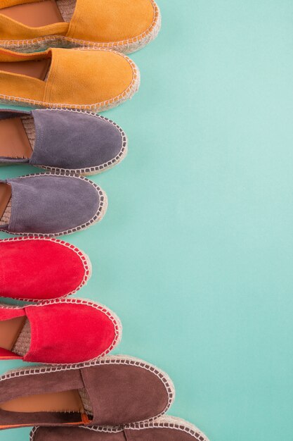 Vier paar espadrilles op multicolor