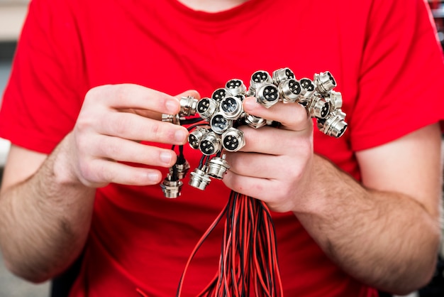 Vier pin connectoren met draad in de hand