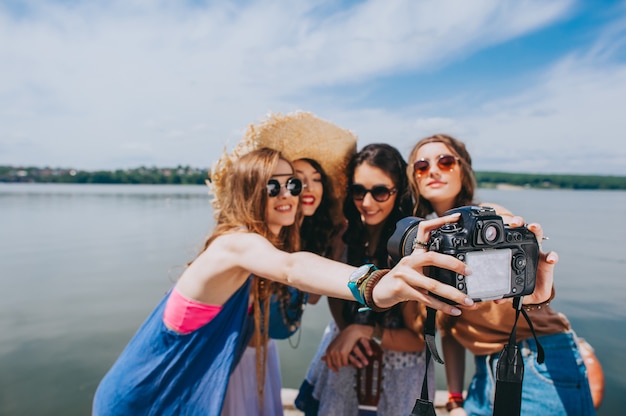 vier prachtige hippie meisje gefotografeerd op het dok