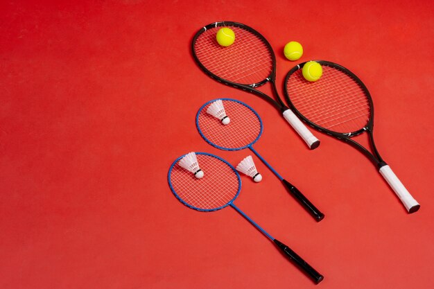 Vier rackets. rackets voor tennis en badminton