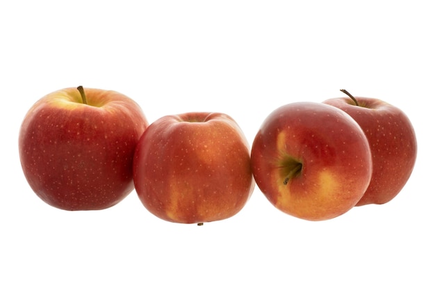 Vier rode rijpe appels op witte achtergrond