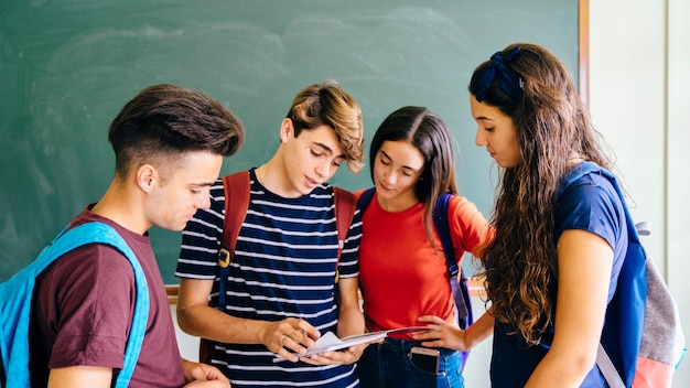 Foto vier schoolkinderen in de klas