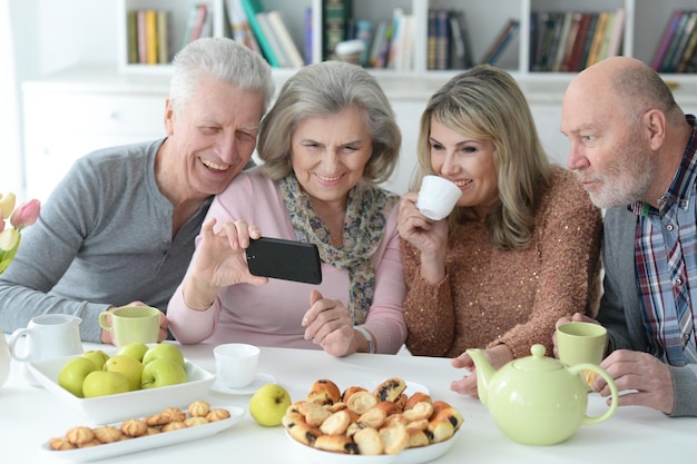 Vier Senior koppels die thee drinken