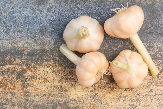 Vier smakelijke knoflook.