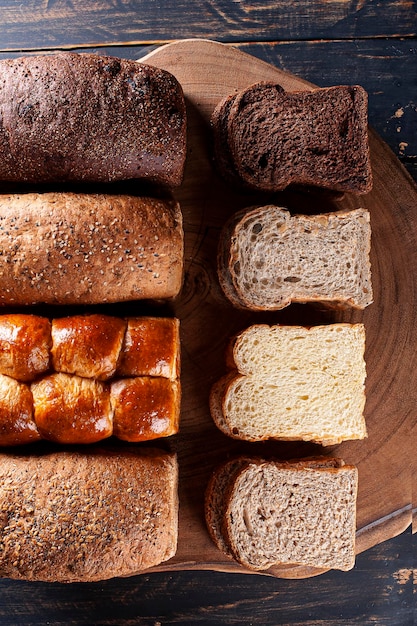 Vier soorten brood bij elkaar Volkorenbrood brioche chocolade en met kastanjes Bovenaanzicht