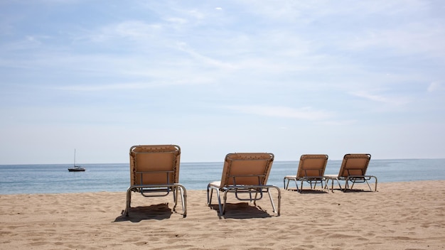 Vier strandstoelen op het strand