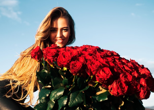 Vier Valentijnsdag romantische cadeaus en valentijnscadeau-ideeën portret van tedere vrouw met roos