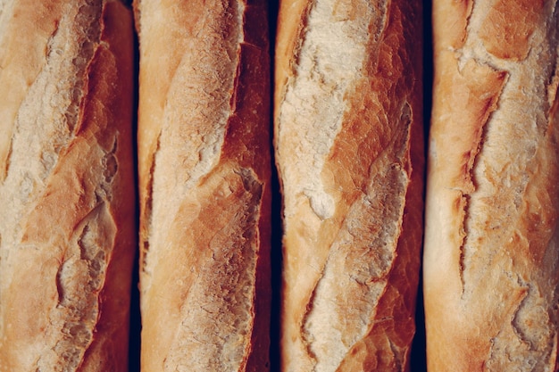 Vier vers gebakken baguettes.