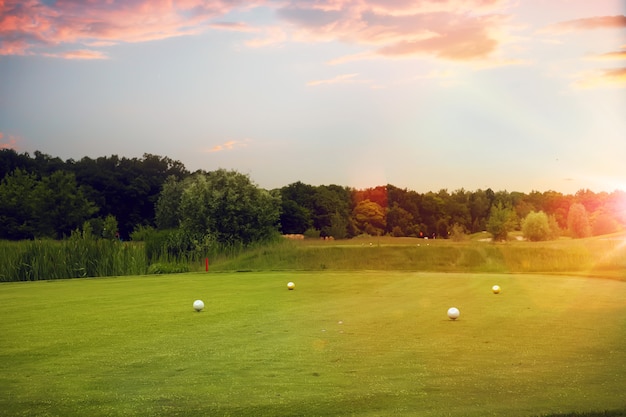 Foto vier witte ballen op golfbaan, startpunt