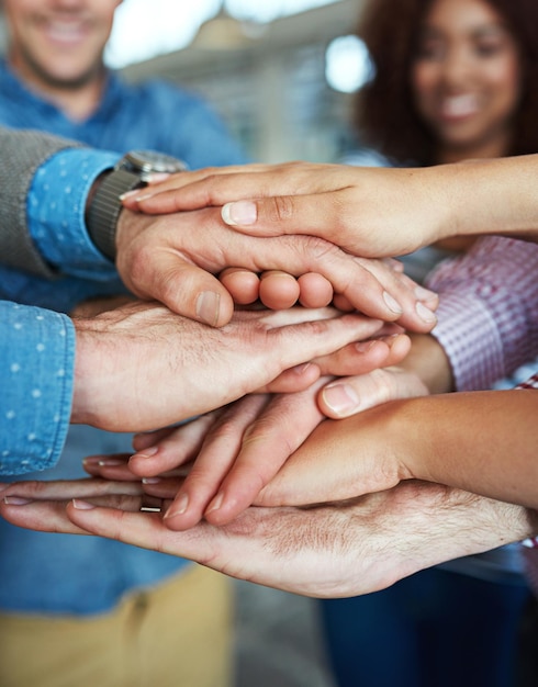 Vieren en winnen van zakenmensen stapel handen in overwinning en eenheid op kantoor Een groep medewerkers genieten van succes en overwinning samen dankzij teambuilding op de werkplek