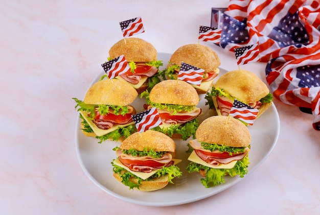 Viering Amerikaanse vakantie met sandwiches en Amerikaanse vlag