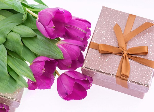 viering concept geschenkdoos en tulp bloemen