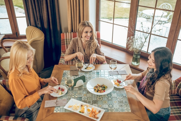 Viering. Groep vrouwen die verjaardag vieren en vreugdevol kijken