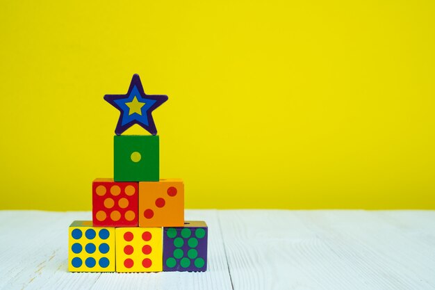 Foto vierkant blok puzzel speelgoed op tafel met gele achtergrond