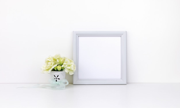 Vierkant frame met witte bloemen