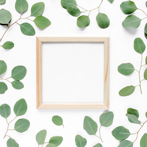 Foto vierkant frame versierd met groene eucalyptus bladeren twijgen bloemmotief op een witte achtergrond de a