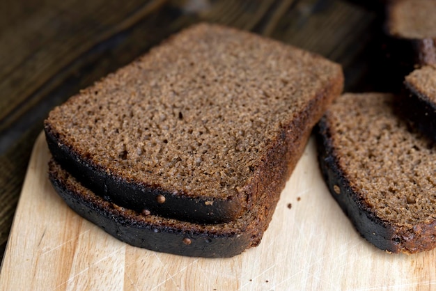 Foto vierkant zwart roggebrood in stukjes gesneden gesneden zwart brood van roggemeel