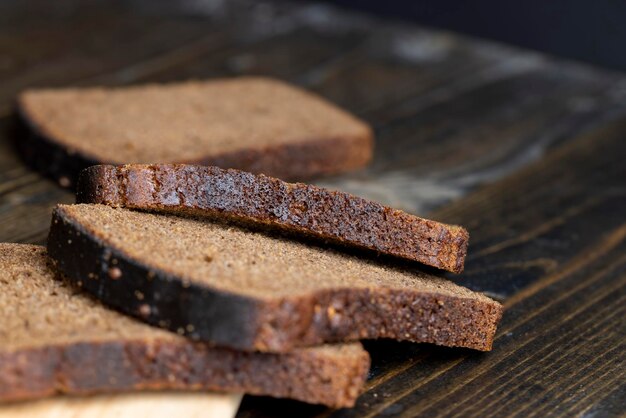 Vierkante brood van zwart roggebrood in stukken gesneden