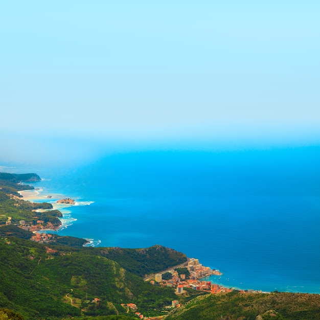 Vierkante foto van de stad aan de kust vanuit het zijaanzicht van de vogel