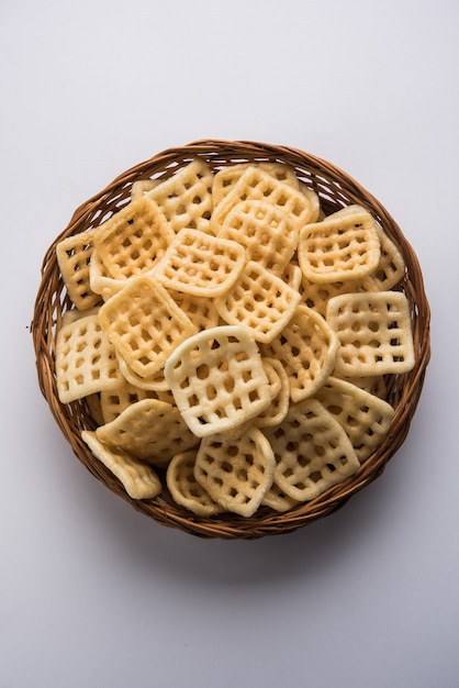 Vierkante geruite Fryums Papad is een knapperige Snack Pellets geserveerd in een kom