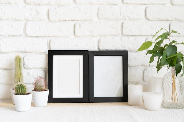 Vierkante houten fotolijst en cactusplanten op tafel