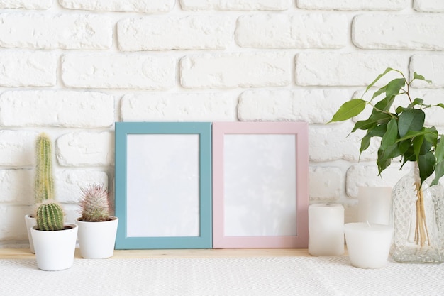 Vierkante houten fotolijst en cactusplanten op tafel