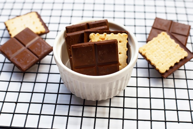 Vierkante koekjes in donkere chocolade