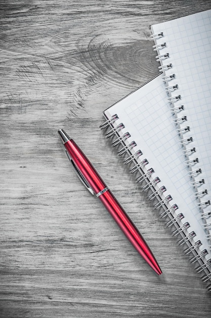 Vierkante notitieboekjes balpen op houten bord onderwijs concept