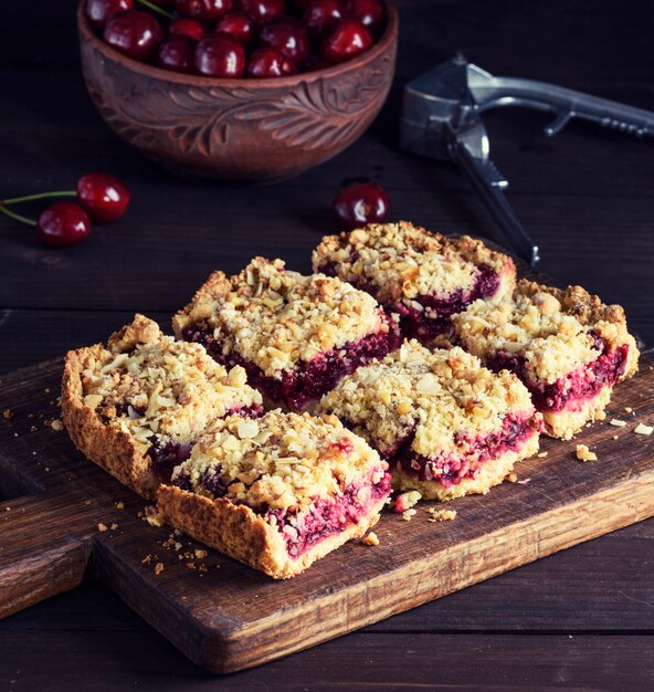 Vierkante stukjes cake brokkelen af