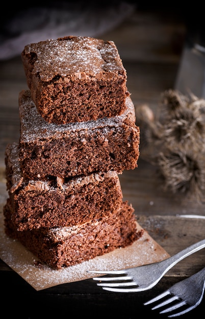 vierkante stukjes chocoladetaart gebakken brownies