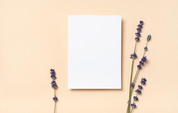 Vierkante uitnodiging witte wenskaart mockup met aa bloemen lavendel tak