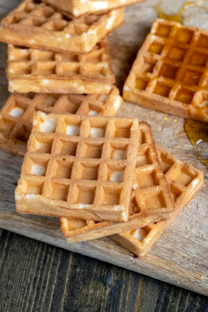 Vierkante zoete zachte wafels in bijenhoning