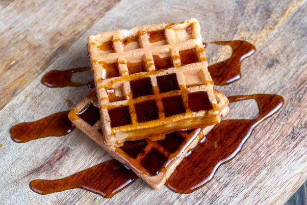 Vierkante zoete zachte wafels in bijenhoning