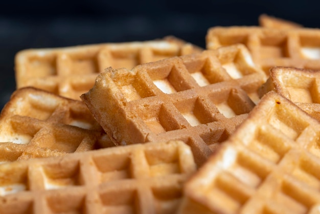 Vierkante zoete zachte wafels op tafel