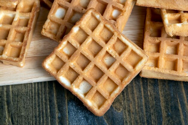 Vierkante zoete zachte wafels op tafel