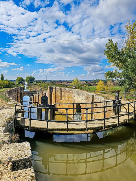 Foto viervoudige sluis van het canal de castilla in de provincie fromista van palencia