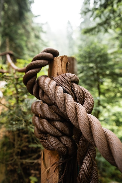 Foto vies dik touw vastgebonden aan een houten hek