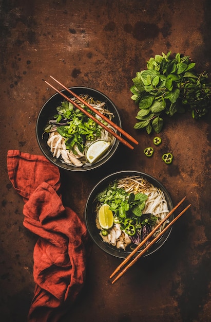 Photo vietnamese asian traditional rice noodle and chicken soup in bowls