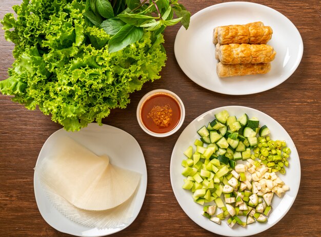 Vietnamese gehaktbal met groentenwraps (Nam-Neaung of Nham Due)