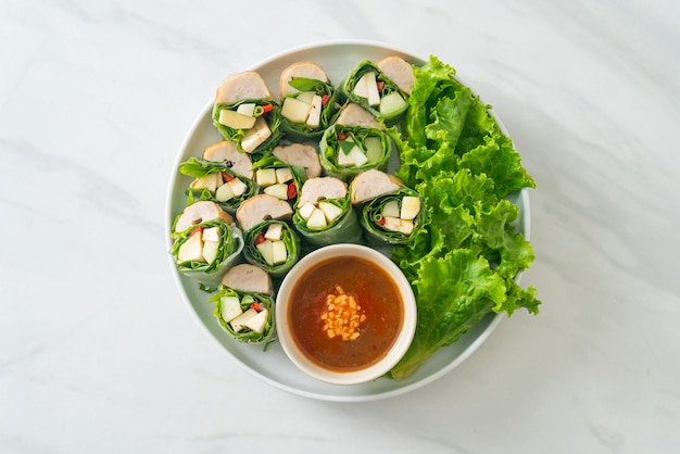 Vietnamese gehaktbal wrap of Vietnamese salade roll of Namnueng of Nem Nuong Aziatische eetstijl