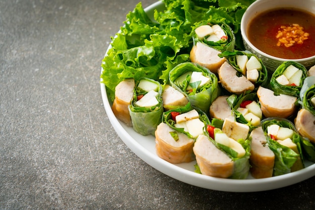 Vietnamese gehaktbal wrap of Vietnamese salade roll of Namnueng of Nem Nuong