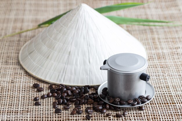 Vietnamese koffie het brouwen pot met koffiebonen