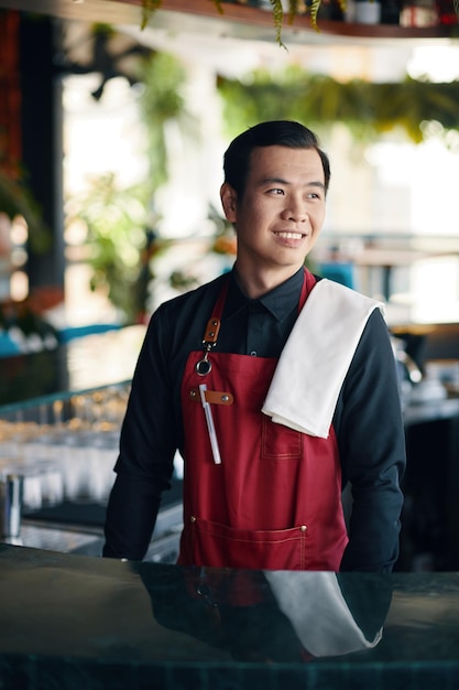 Foto un vietnamita che lavora come cameriere.