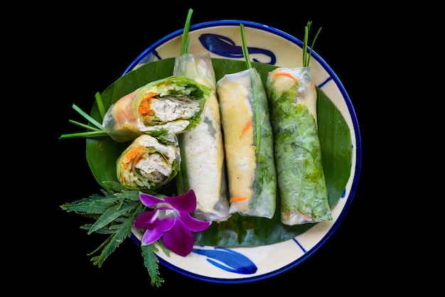 Photo vietnamese nem spring rolls in leaf with sauce