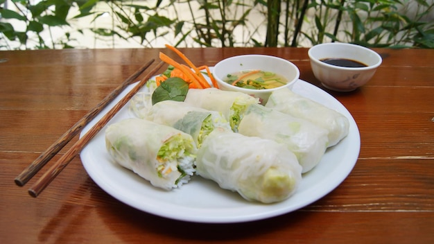 야채로 채워진 베트남 넴. Nem rn이라고도 알려진 Ch gi는 베트남에서 인기 있는 요리입니다.