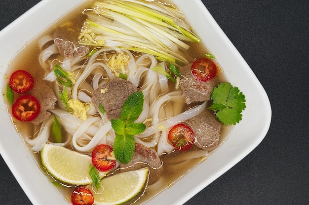 Vietnamese Pho Bo-noedelsoep met rundvlees en kruiden