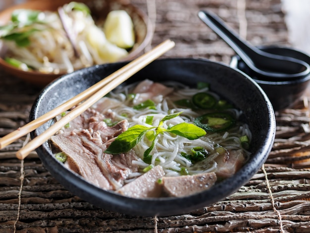 Vietnamese pho met marmeren borst