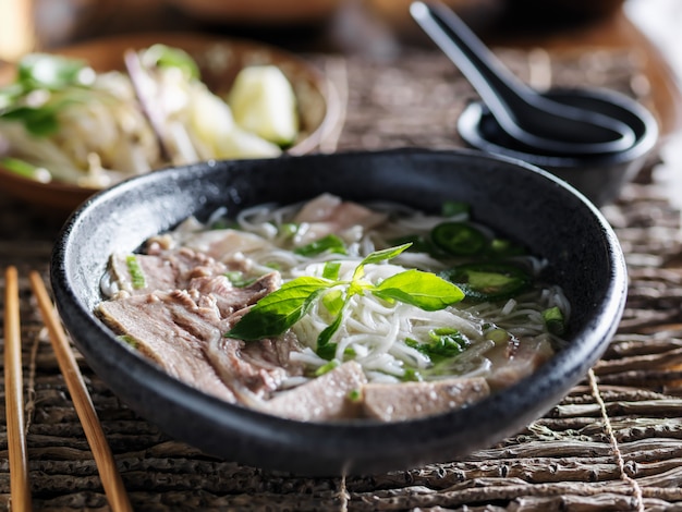 Vietnamese pho met marmeren borst