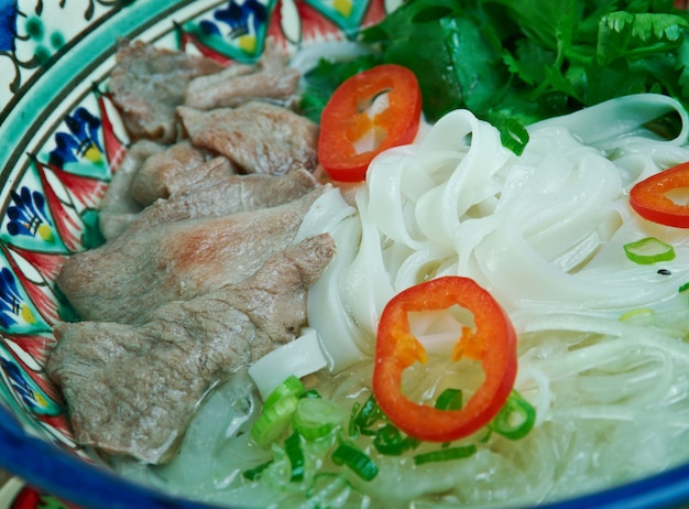 베트남식 pho tom yum - 새우 쌀국수를 곁들인 아시아 수프