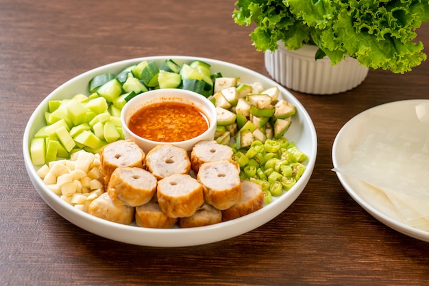 ベトナムポークミートボールと野菜のラップ（ナムネアンまたはナムデュー）